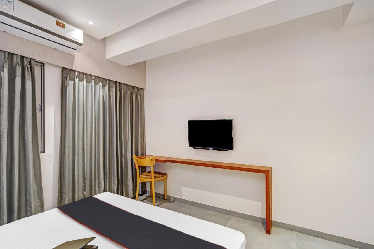 Townhouse Oak Hotel Vaibhav Σουράτ Εξωτερικό φωτογραφία