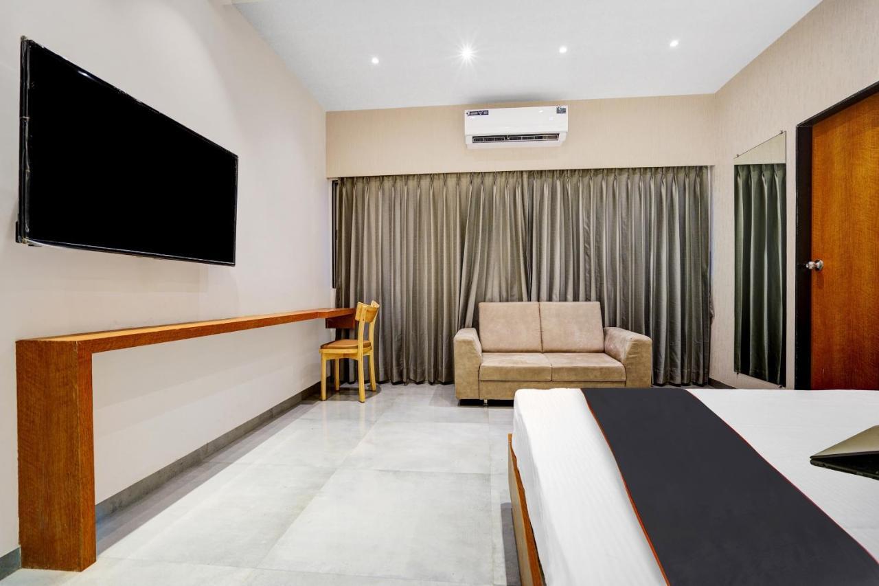 Townhouse Oak Hotel Vaibhav Σουράτ Εξωτερικό φωτογραφία